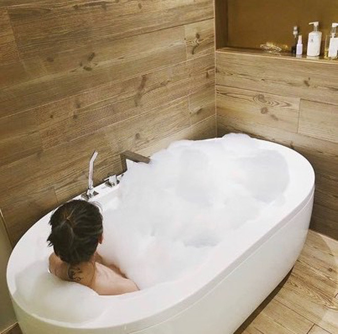 Trong bồn tắm đầy xà phòng, Kiều Ly có thể chọn cách tạo dáng khác nhau để khoe vòng vai gầy thon gọn hay đơn giản chỉ khoe làn da trắng ngần của mình.