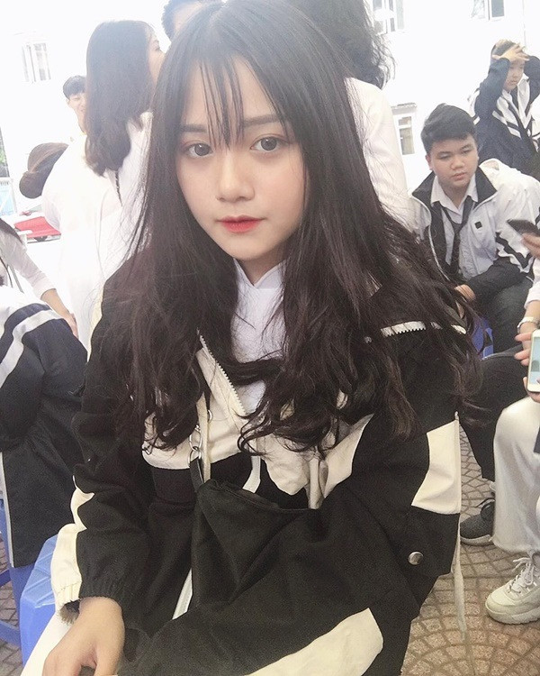 Hơn nữa, những người gặp Việt Hà ngoài đời đều nói rằng, cô giống trên hình, chứ không quá khác.