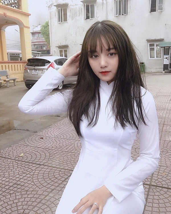 Đáp trả lại ý kiến chê bai, Việt Hà khẳng định rất ít khi make-up. Hôm chụp bức ảnh này là ngày hội của trường nên cô bạn này có make-up nhẹ nhàng. Do sử dụng app chụp ảnh nên lớp trang điểm trông có vẻ dày hơn so với bình thường.