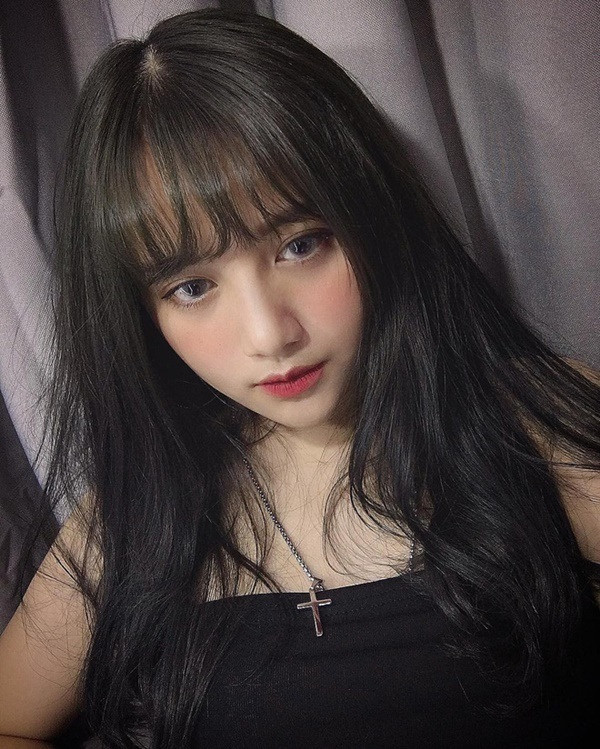 Việt Hà cũng cho biết thêm, ngoại hình đẹp giúp cô có nhiều lợi thế trong cuộc sống như việc được nhiều người theo dõi và kết bạn trên trang cá nhân.