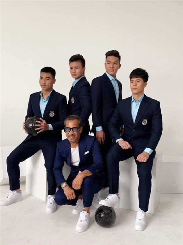 Mới đây, bộ ảnh hậu trường "rò rỉ" từ sự kiện chụp ảnh thời trang với một thương hiệu vest của CLB Hà Nội chính mà nhân các nhân tố chính là các cầu thủ đội tuyển U23 Việt Nam là một minh chứng.