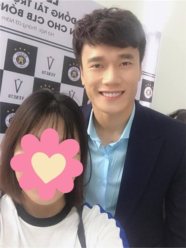 Tiến Dũng trở thành tâm điểm được các bạn trẻ phục vụ cho bộ hình xin chụp ảnh cùng.