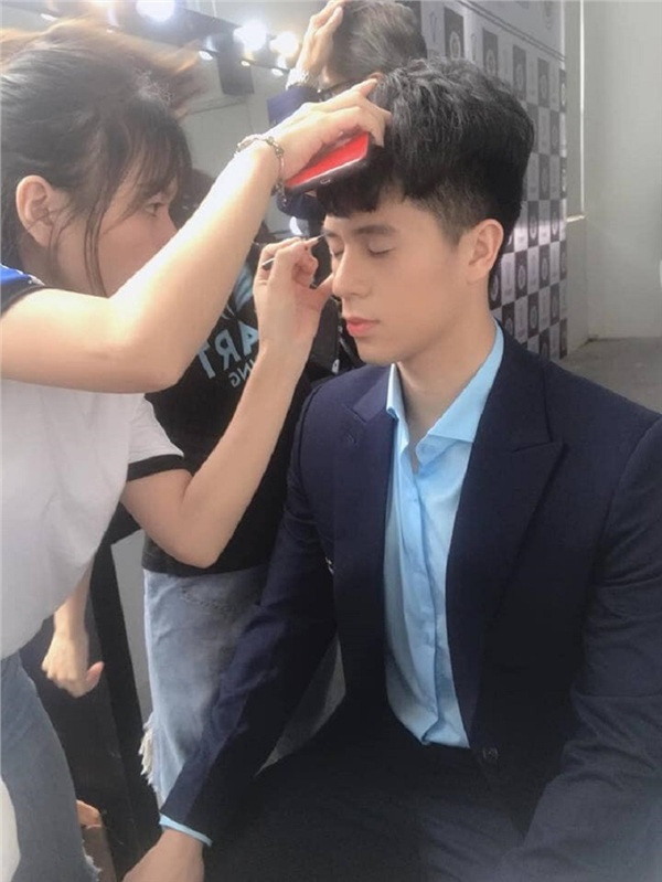 Các cầu thủ hiện nay không chỉ được quan tâm mỗi khi ra sân thi đấu, mà ngay cả đời sống riêng tư cũng luôn khiến người hâm mộ tò mò. Vì vậy, việc thường xuyên chú trọng giữ gìn hình ảnh bản thân bằng sự chỉn chu trong cả ngoại hình lẫn cách cư xử đời thường đã khiến họ đẹp hơn rất nhiều trong mắt các CĐV.