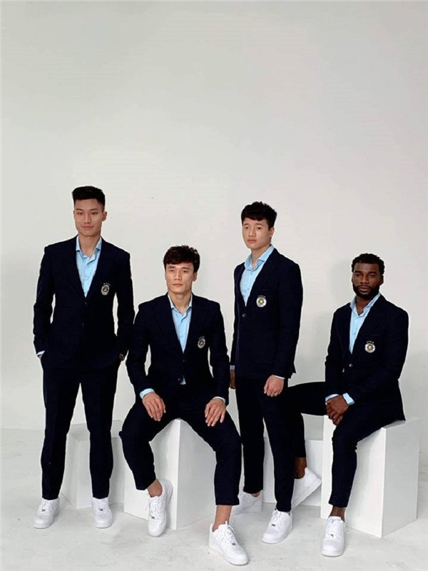 Nếu như đã quá quen thuộc với các cầu thủ đội tuyển U23 Việt Nam như Quang Hải, Bùi Tiến Dũng, Đình Trọng ngày thường năng động với quần đùi áo số mỗi khi thi đấu hoặc áo phông, quần jeans trẻ trung xuống phố thì chắc hẳn nhiều người sẽ ngỡ ngàng khi những cầu thủ này diện suit.