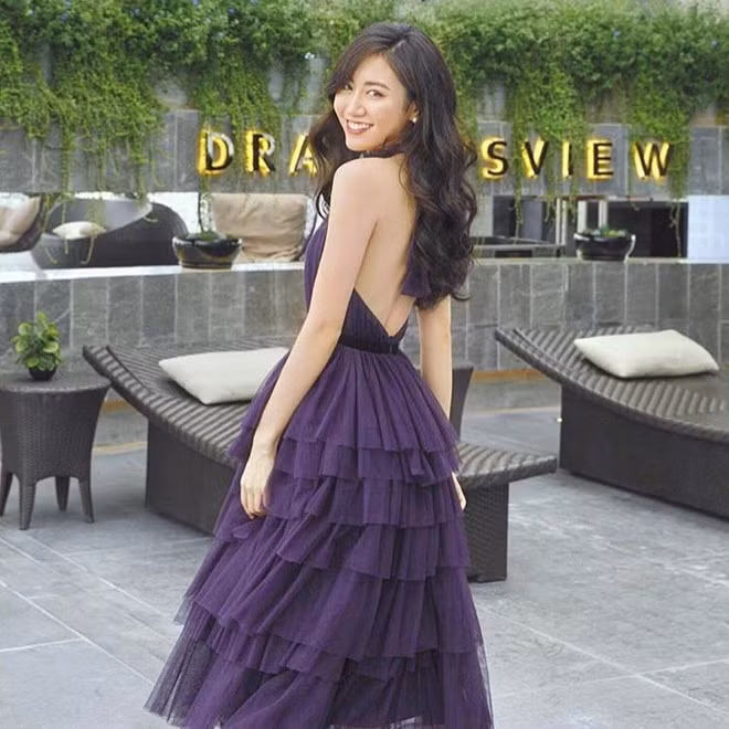 Khi được hỏi về nhan sắc, Vân Trang thẳng thắn chia sẻ rằng: "Mình sinh ra là một bông hoa, tại sao mình không nở? Năm 18, em sợ nhất là cuộc đời nhàm chán vô nghĩa. Nên đến bây giờ em vẫn giữ quan điểm miệt mài sống ý nghĩa, tích cực, làm bản thân giàu có về tinh thần và cống hiến hết mình là mục tiêu cuối cùng. Những thứ khác không quan trọng".