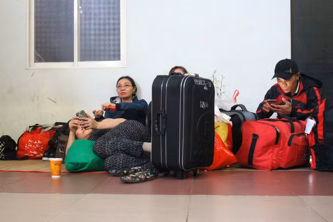 Đường sắt Bắc - Nam đã được thông tuyến sau khi hoàn tất khắc phục xong sự cố nhưng tình trạng chậm trễ chuyến tàu từ ga Sài Gòn vẫn chưa thể giải quyết nhanh gọn nên khu vực bên trong và ngoài nhà ga luôn chật kín người chờ đợi.