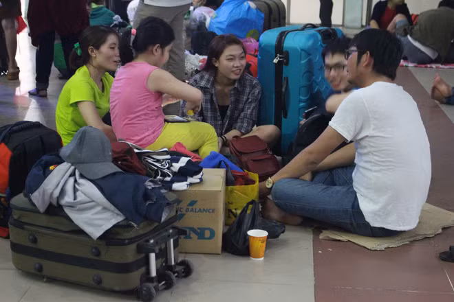 Những nhóm sinh viên về quê ăn Tết đã ngồi cùng với nhau chờ giờ lên tàu.