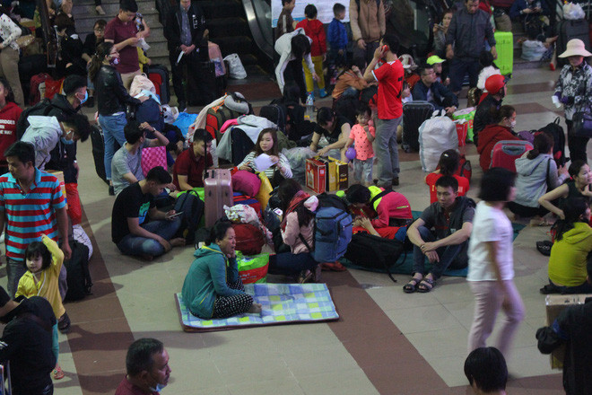 Đặc biệt với những người lao động xa quê hay sinh viên học xa nhà thì những tấm vé tàu, xe về quê ăn Tết là điều vô cùng quan trọng.