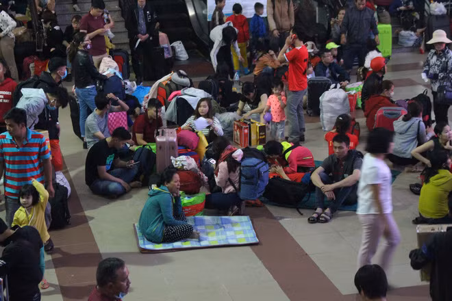 Đặc biệt với những người lao động xa quê hay sinh viên học xa nhà thì những tấm vé tàu, xe về quê ăn Tết là điều vô cùng quan trọng.