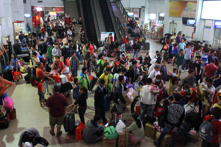 Cứ đến mỗi dịp cận Tết, nhiều người lại sống trong nỗi "nơm nớp lo sợ" về những tấm vé về quê ăn Tết.