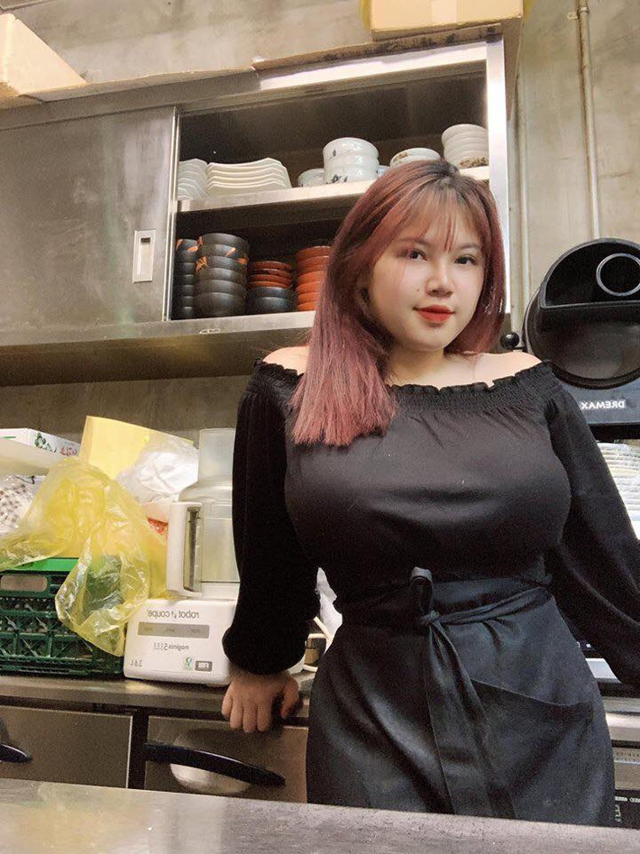 Sở hữu một khuôn mặt xinh xắn, thân hình hơi tròn trịa đáng yêu, nhưng Thu Trang vẫn chẳng thể tự tin khi sở hữu vòng 1 khủng lên tới 110 cm. Khi còn đi học, nữ sinh này rụt rè và không thể hòa đồng với tất cả mọi người vì ngực quá to.