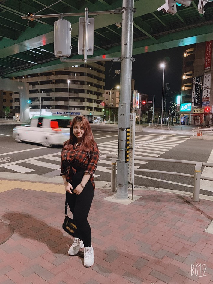 Một bức ảnh được Thu Trang chụp khi mới bước chân sang Nhật. Dù đã phẫu thuật nhưng nhiều người vẫn nhận thấy vòng 1 của cô bạn vẫn "phồn thực".