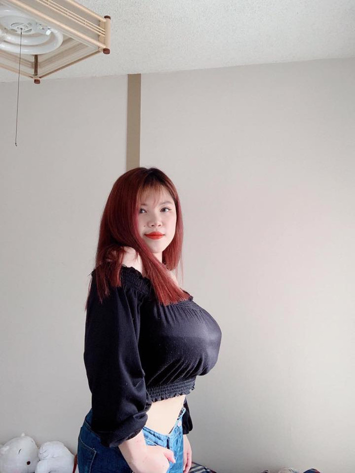 Khi nói đến nữ sinh vòng 1 khủng Hải Dương, nhiều người sẽ nghĩ ngay tới cô nàng Võ Thị Thu Trang. . Nổi lên nhờ những bài viết chia sẻ sự tự ti, mặc cảm khi có một vòng ngực "khủng" khiến Thu Trang nhận được rất nhiều sự quan tâm của cư dân mạng.