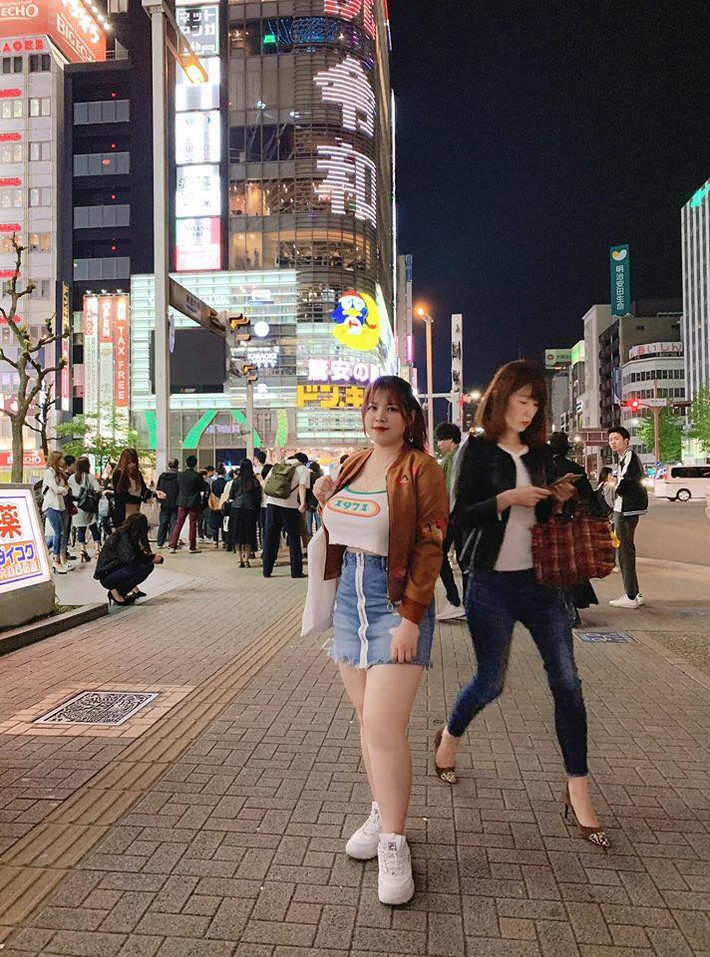 Mặc dù học tập vất vả tại đất nước xa xôi nhưng Thu Trang vẫn thường xuyên cập nhật những hình ảnh của bản thân trên trang cá nhân. Có thể thấy rằng cô nàng đang sống và tận hưởng cuộc sống sinh viên đầy màu sắc.