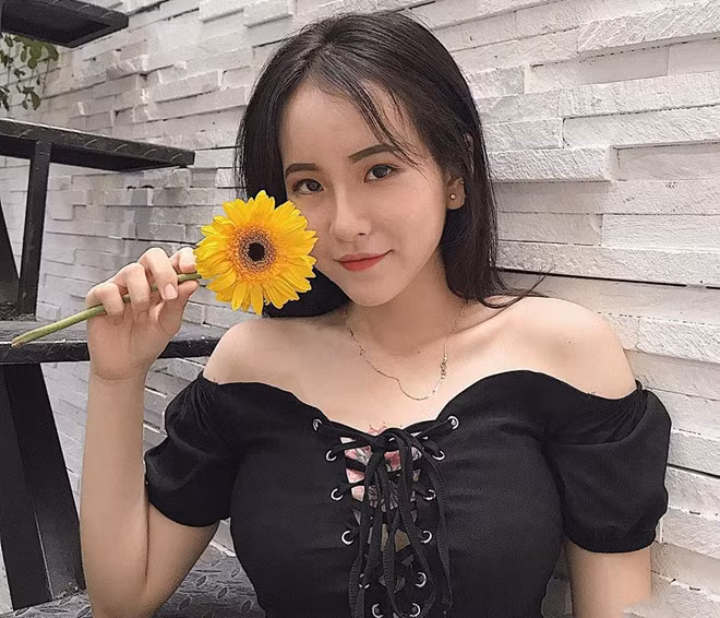 Phan Nhã Trân (sinh năm 2002) là nữ sinh nổi bật từ "lò nhan sắc" THPT Bình Hưng Hòa TP.HCM. Trên trang cá nhân, cô không ngần ngại đăng ảnh với trang phục gợi cảm.