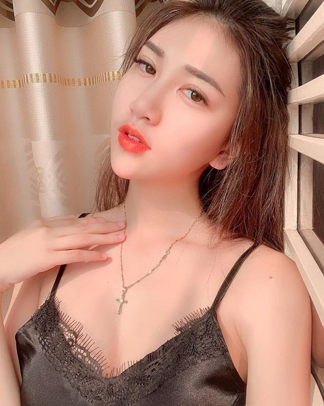 Hồ Ngọc Ý Nhi là hot girl sinh năm 1999 khá nổi tiếng tại TP HCM. Cô đang là sinh viên khoa Quản trị kinh doanh quốc tế, ĐH Ngoại ngữ - Tin học TP.HCM.