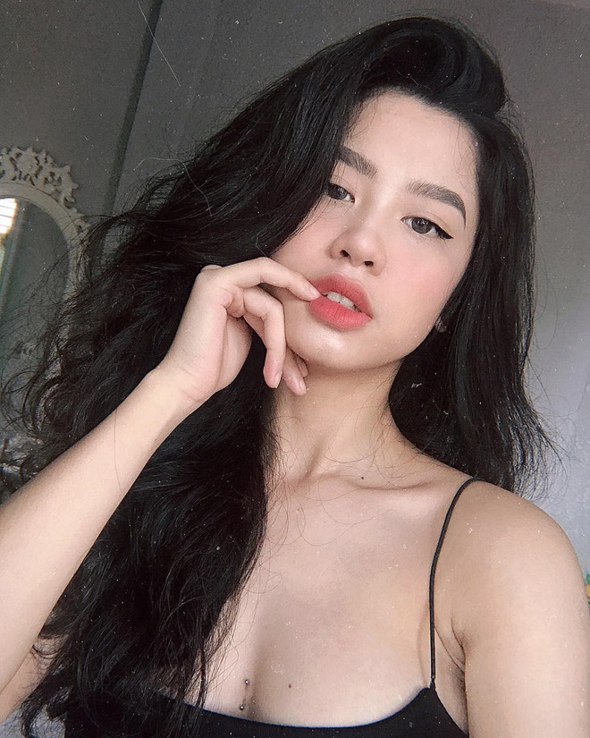 Hàn Hải Hằng (SN 1999) đến từ Thanh Hóa, cô bạn này hiện là sinh viên ĐH Văn hóa Thể thao và Du lịch. Cô bạn này được nhiều người biết tới sau bức ảnh chụp lén trong thang máy.