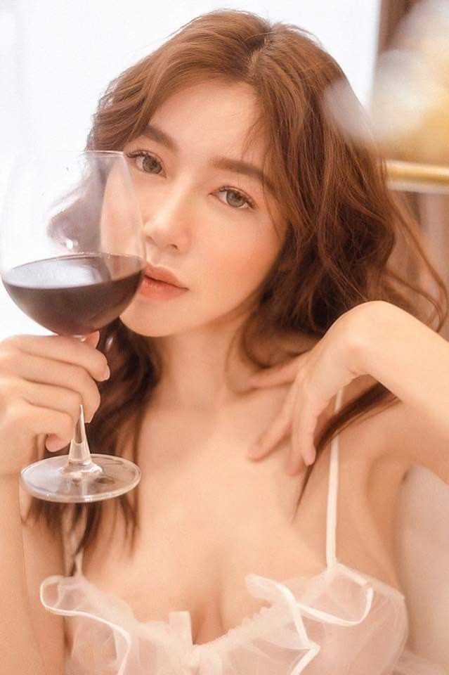 Sau Thủy Top, Elly Trần là một trong những hot girl khoe ngực khủng và đã gây được không ít sóng gió trên MXH với những màn thả dáng nóng bỏng.