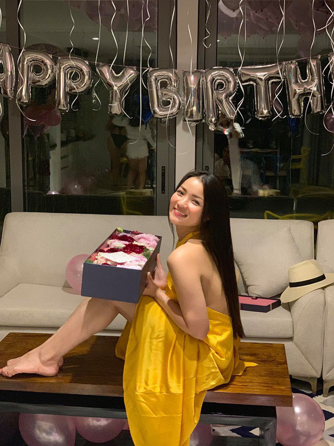 Thủy Top nổi tiếng với thân hình gợi cảm và là người dẫn đầu trong trào lưu hot girl ngực khủng Việt Nam.