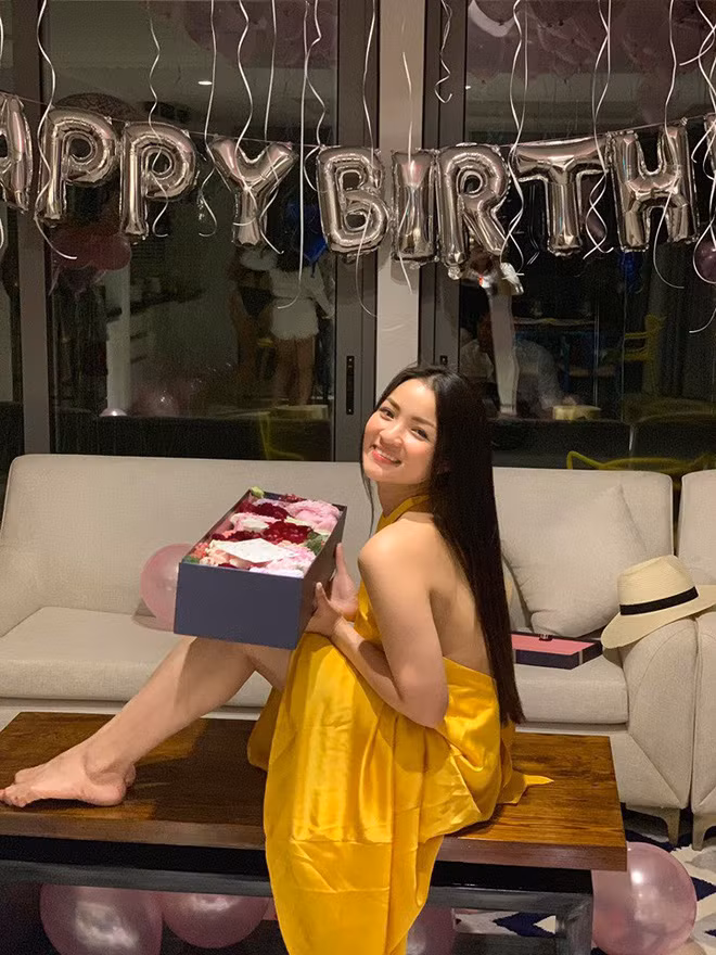 Thủy Top nổi tiếng với thân hình gợi cảm và là người dẫn đầu trong trào lưu hot girl ngực khủng Việt Nam.