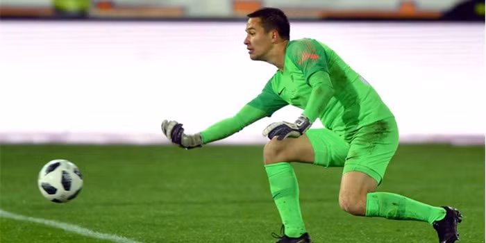 Đầu tiên, trong tay HLV Park Hang-seo đang có Đặng Văn Lâm (Muangthong United), Nguyễn Tuấn Mạnh (Khánh Hòa), Trần Nguyên Mạnh (SLNA) đều có phong độ tốt. Thêm vào đó là Bùi Tiến Dũng, đã gắn bó từ lâu và rất am hiểu chiến thuật của HLV Park.