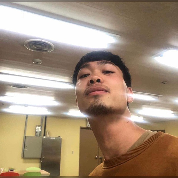 Không buồn rầu, ủ rũ, Nguyễn Công Phượng vẫn nở nụ cười tươi rói đến fan hâm mộ.