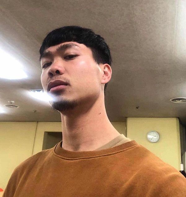 Cụ thể, trong bức ảnh mới nhất, Công Phượng để râu, lông mày mọc dài mà không có dấu hiệu tỉa tót hay cạo đi.