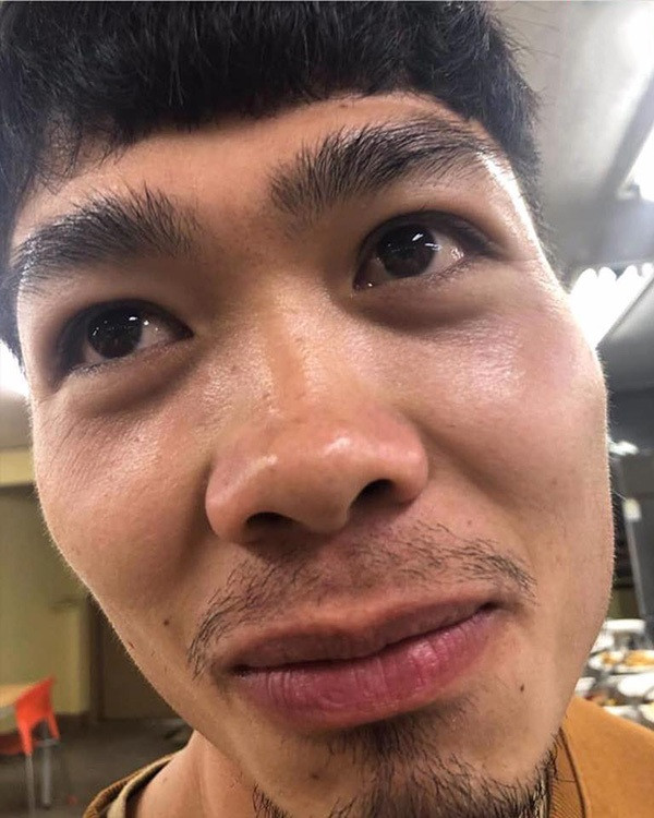 Dù đang thi đấu ở nước ngoài, nhưng "nhất cử, nhất động" của tiền đạo Công Phượng đều được fan săn đón từng li từng tí. Mới đây, hình ảnh râu ria lởm chởm của anh chàng này lại khiến dân tình hoang mang vì trước khi sang Hàn Quốc, anh còn được các fan khen ngợi là cắt tóc sáng sủa, gọn gàng.