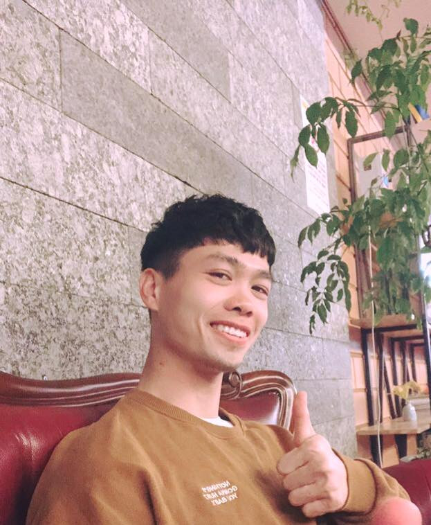 Bức ảnh Công Phượng khoe râu tóc lởm chởm nhanh chóng nhận được nhiều sự quan tâm của cư dân mạng, nhiều người còn bày tỏ thương xót với chàng cầu thủ này vì Công Phượng phải thi đấu vất vả đến nỗi không còn thời gian để cạo râu.