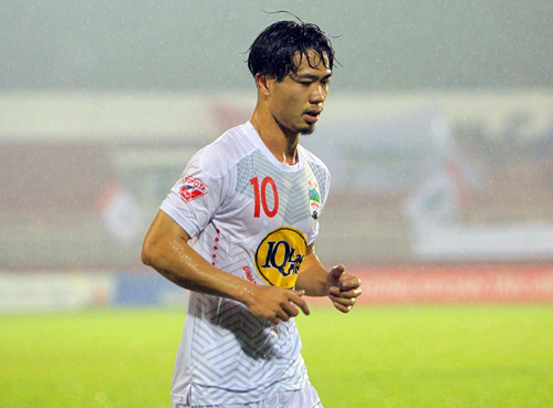 "Chắc Công Phượng phải vất vả lắm mới không có thời gian cạo râu như vậy, nhìn anh mà thương xót không tả. Anh về Việt Nam đi". nickname L.H bình luận.