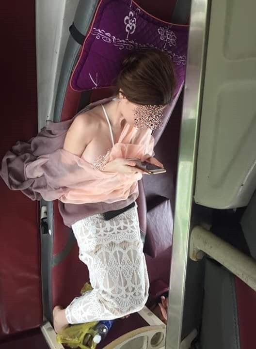 Theo những hình ảnh đăng đăng tải trên MXH, cô gái mặc chiếc váy ren trắng và phần áo voan khá mỏng lộ ra bờ vai nõn nà khiến những người trên xe giường nằm chú ý.