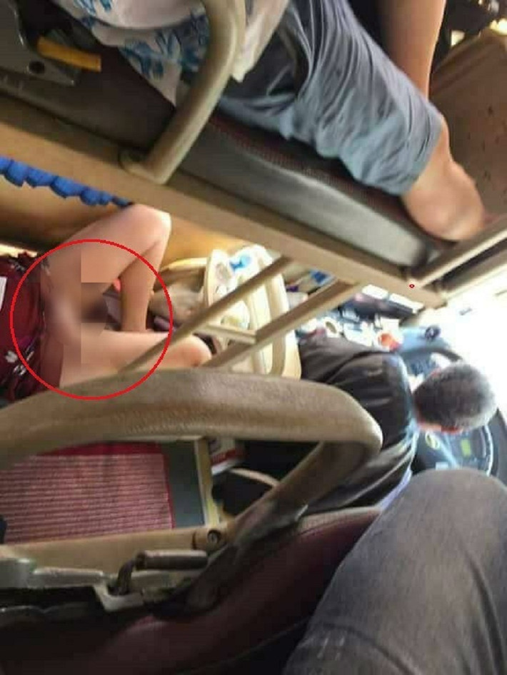 Trước đó, không ít lần các dân mạng đã chụp lại được những bức ảnh các cô gái ăn mặc hớ hênh trên xe khách. Lần nào đăng lên, nhân vật chính đều nhận không ít bình luận dạng chỉ trích từ CĐM.