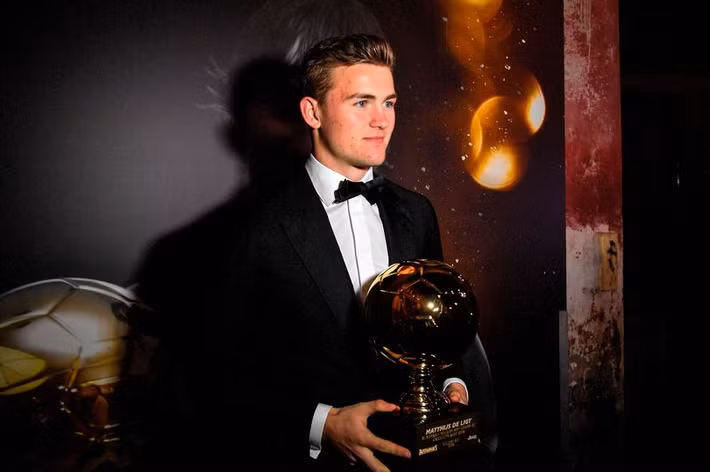 Matthijs de Ligt là một trong những cái tên hàng đầu được MU và nhiều đội bóng khác nhắm đến như cầu thủ này chia sẻ chưa nghĩ tới việc rời Ajax.