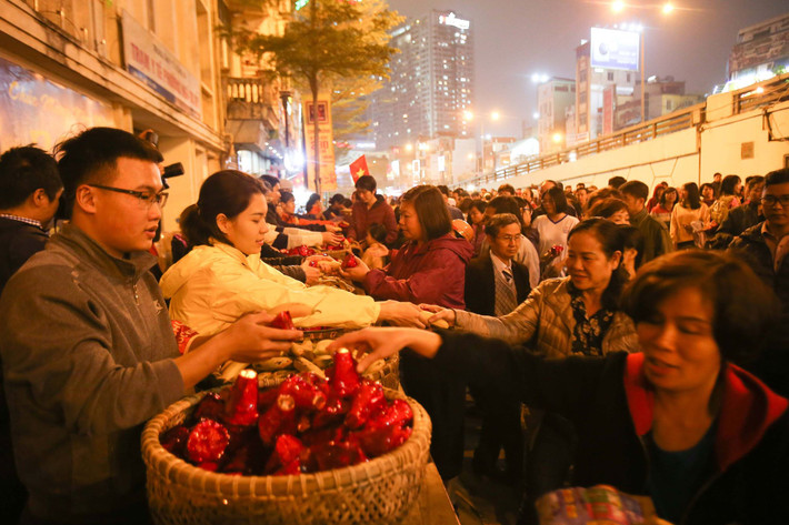 Mọi người chen nhau lấy lộc nhà chùa.
