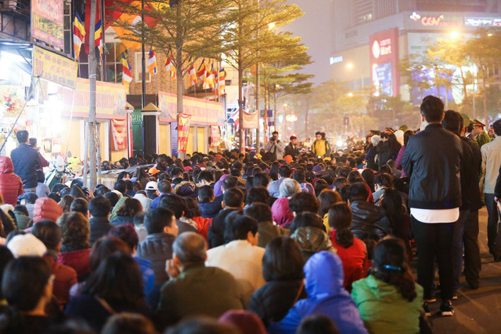 Đến hẹn lại lên, cứ mỗi dịp cúng sao giải hạn, người dân Thủ đô lại ùn ùn kéo nhau tới chùa Phúc Khánh làm lễ.