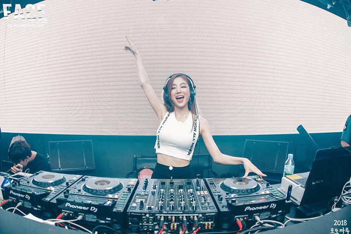 Nữ DJ Hàn Quốc - Sura gây ấn tượng bởi gương mặt xinh đẹp cùng thân hình vô cùng hoàn hảo.