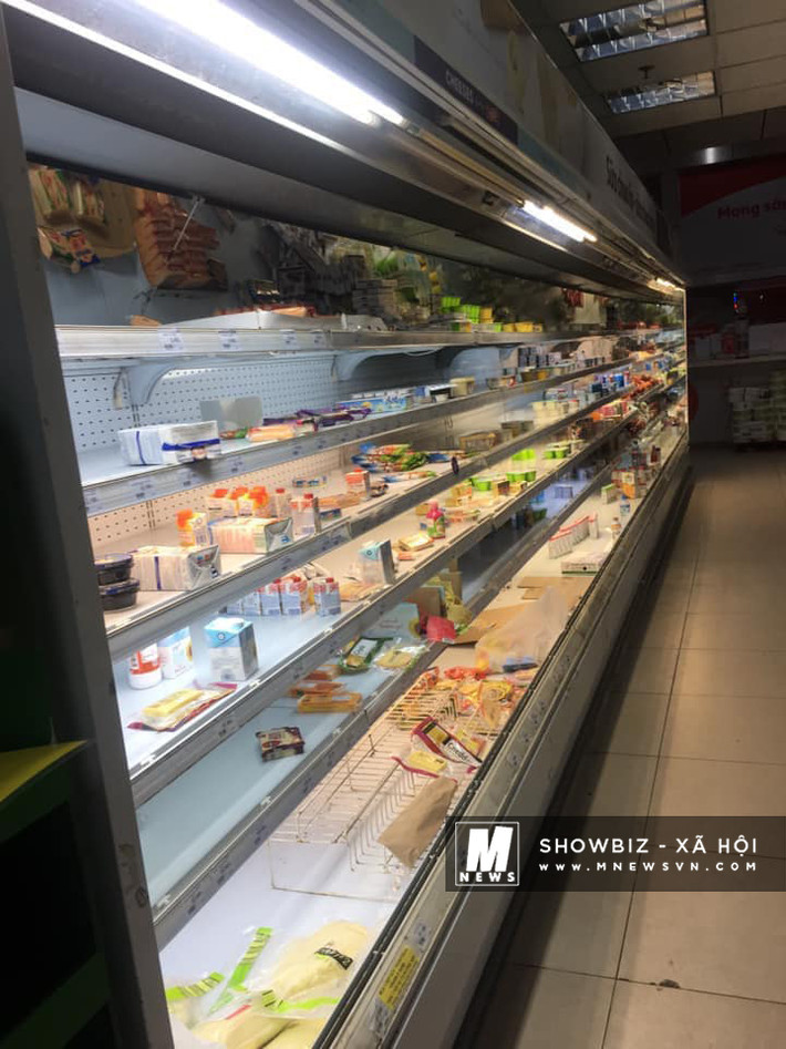 Hình ảnh hàng hóa tại quầy đồ ăn ngổn ngang không khác gì một bãi chiến trường do chính những người dân thiếu ý thức gây ra.