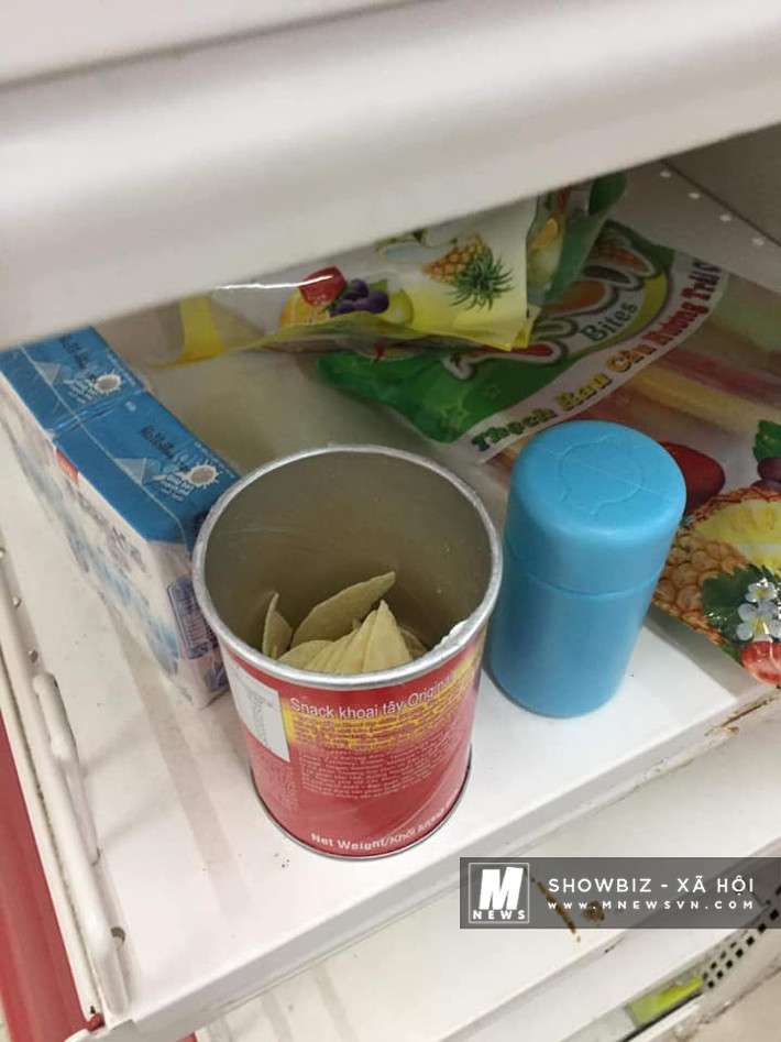 Hộp bánh Snack được một khách hàng mở và sử dụng, sau đó để lại luôn ngay trên kệ hàng.