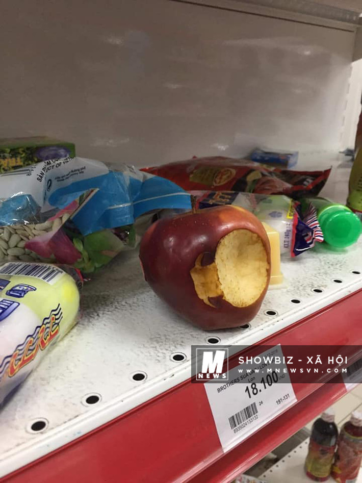 Quả táo cắn dở đặt xung quanh các gói hàng được để một cách bừa bãi.