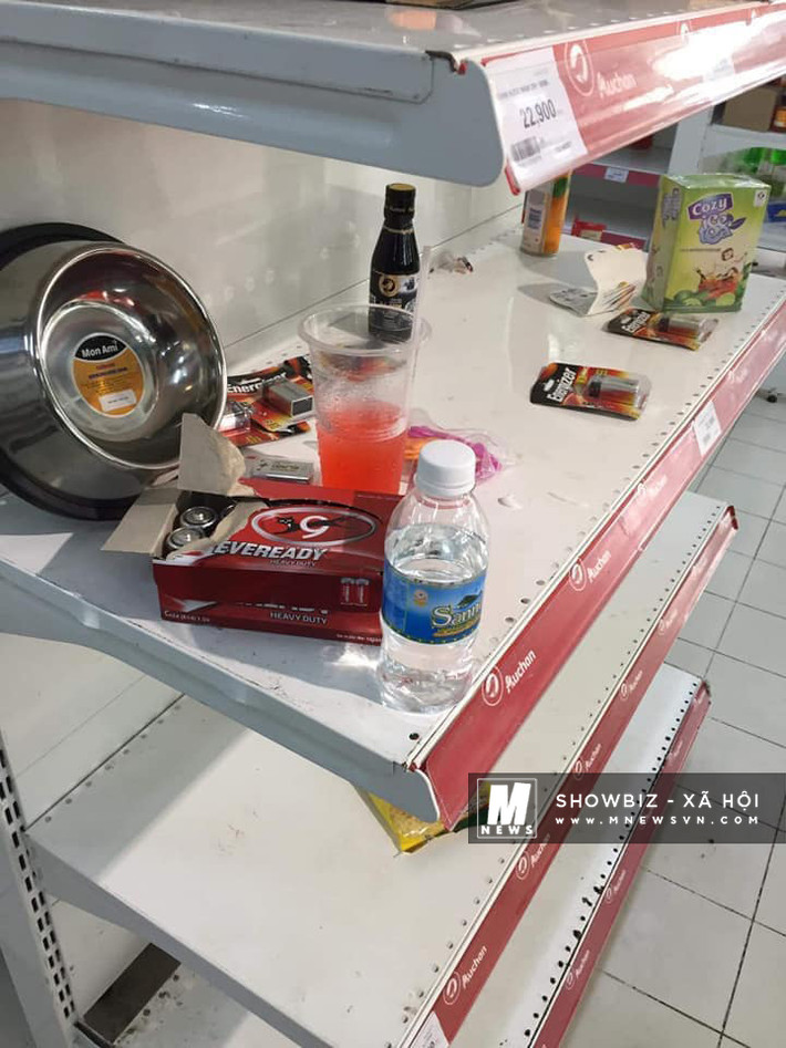 Ngay sau khi được chia sẻ, những hình ảnh trên đã nhanh chóng thu hút được nhiều sự chú ý và bình luận của cư dân mạng. Dù chưa thể khẳng định chắc chắn đây có phải cảnh tượng được ghi lại tại cửa hàng nào của chuỗi siêu thị Auchan nhưng cũng đã phần nào phản ảnh được ý thức kém của một số bộ phận khách hàng.