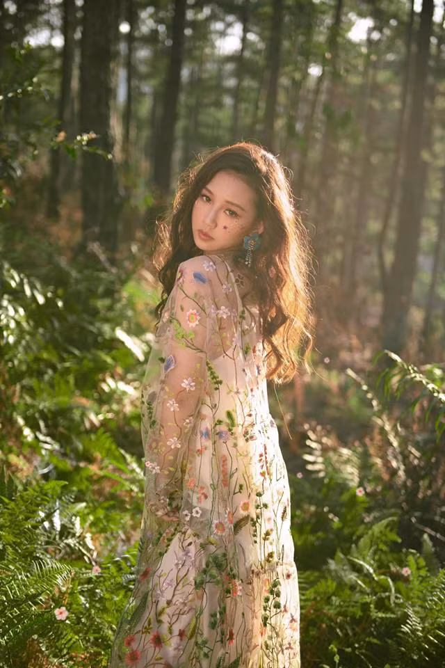 Amee gây ấn tượng bằng ngoại hình khá tiểu thư, gương mặt ưa nhìn toát lên vẻ dễ thương và sang chảnh.