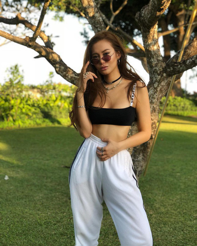 Tại các sự kiện, không một minh tinh Hong Kong nào dám thấy Lâm Điềm Nhi mà không chủ động tới chào hỏi. Tuy vậy, ái nữ tỷ phú lại không thân thiết với các ngôi sao xứ Hương Cảng. Cô thường tiệc tùng với các sao Hollywood như Bella Hadid, Sam Smith, Pharrell Williams...