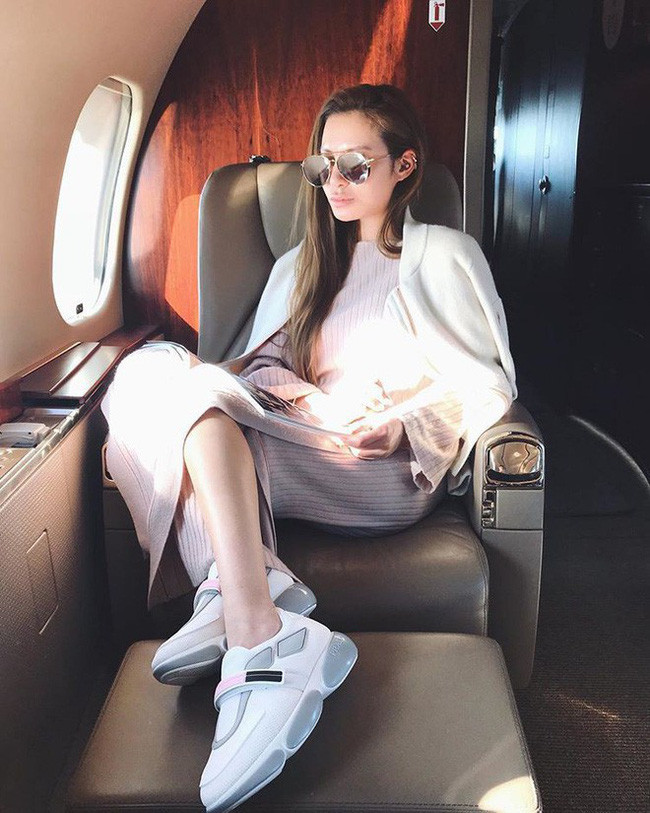 Trong khi các anh trai thay cha đảm nhiệm việc điều hành tập đoàn Lai Sun và đài truyền hình Á châu ATV của gia đình thì Lâm Điềm Nhi chỉ việc sống xa hoa và tiêu xài gia sản kếch xù của gia đình.