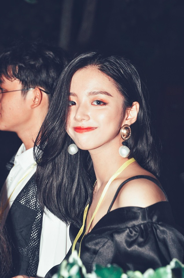 Không chỉ ngày càng "thăng hạng" về nhan sắc, Hằng còn được thầy cô, bạn bè yêu mến vì đạt nhiều thành tích trong học tập. 10X tự hào khoe mình từng đạt giải Ba môn Văn, giải Nhất môn Lịch sử cấp thành phố và giải Nhất cầu lông cấp tỉnh năm lớp 8. Khi là học sinh lớp 11, cô nàng tiếp tục đạt giải Ba môn Văn cấp tỉnh.