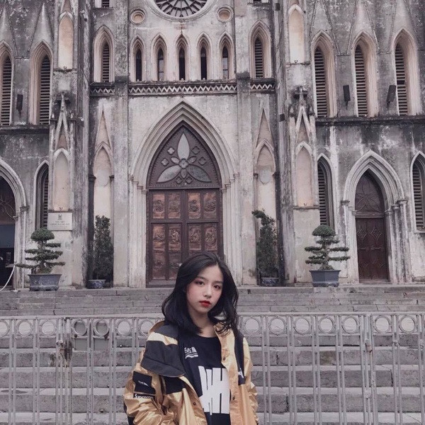 Sau khi đăng ảnh dậy thì thành công của mình lên mạng xã hội, bên cạnh những lời khen ngợi về vẻ đẹp hiện tại thì Phan Hằng cũng nhận phải không ít những bình luận cho rằng cô nàng đã PTTM.