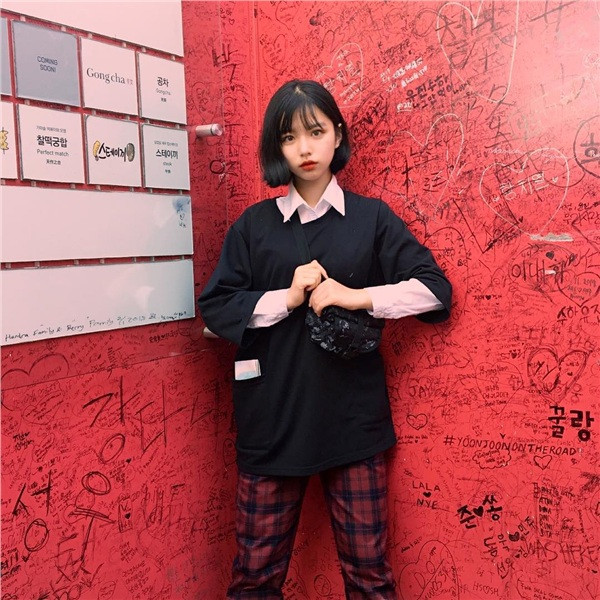 Dù bức ảnh mà nữ sinh 10X Quảng Bình đăng tải không được rõ nét nhưng cũng có thể nhận thấy, 2 năm trước, cô bạn này sở hữu nước da ngăm đen và khuôn hàm chưa cân xứng.