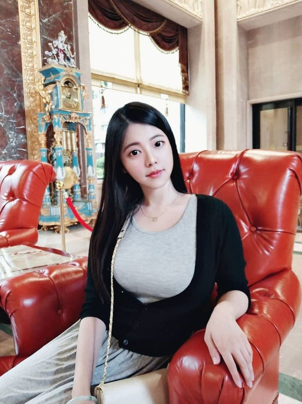 Không chỉ xinh đẹp đâu nhé, mà Trần Nghiên Quân còn là nhân vật thuộc hội Rich Kid khi là tiểu thư của Daguangsan Auto - một xưởng sản xuất và sửa chữa ô tô lớn nhất nhì tại Gia Nghĩa.