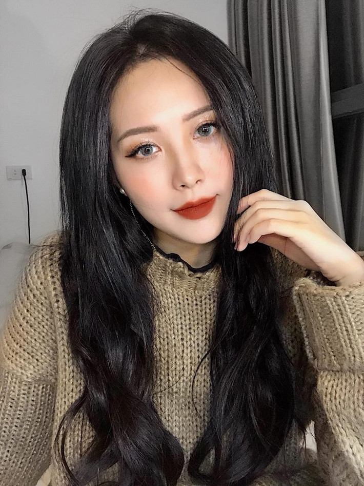 Hàng My cũng thường xuyên là người hộ tống chị họ đi diễn và đôi lúc còn trở thành bạn hát song ca của Hương Tràm tại một số sự kiện giao lưu với các fan.