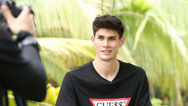 Không chỉ có chiều cao "khủng", trung vệ con lai còn sở hữu gương mặt nam tính, góc cạnh, được nhiều cô gái khen ngợi. Đặc biệt khi chuẩn bị đối đầu với đội tuyển U23 Việt Nam, cầu thủ này lại càng được các dân mạng Việt chú ý.