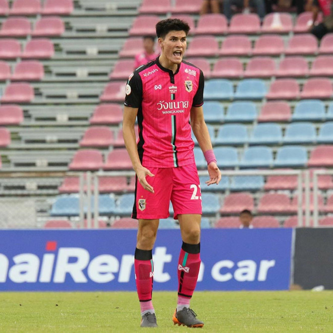 Cầu thủ này có cha là người Italy, mẹ là người Thái Lan.